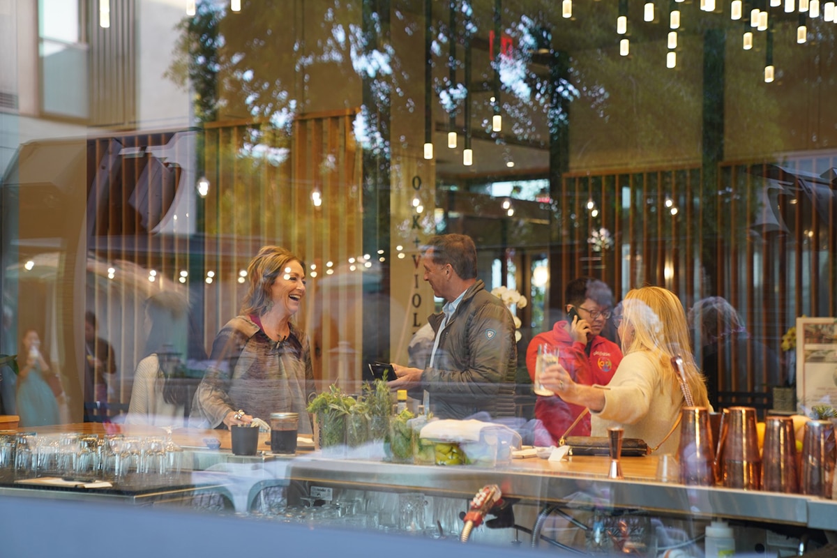 bar-with-people